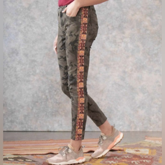Driftwood Embroidered Jackie Jeans in Sedona Camo Size 25 - Picture 1 of 7